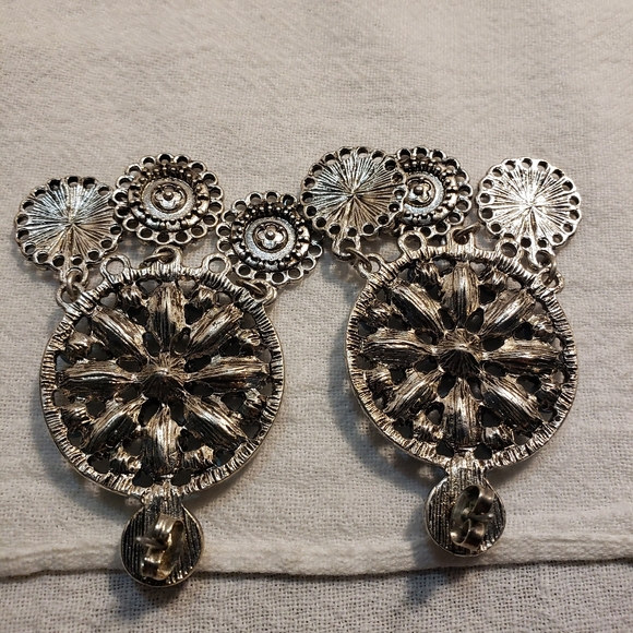 Beautiful Brushed Silvertone with faux lucite turquoise pierced Earrings - Picture 3 of 5